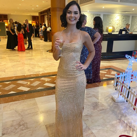 Gold strapy-back evening gown - Picture 2 of 3